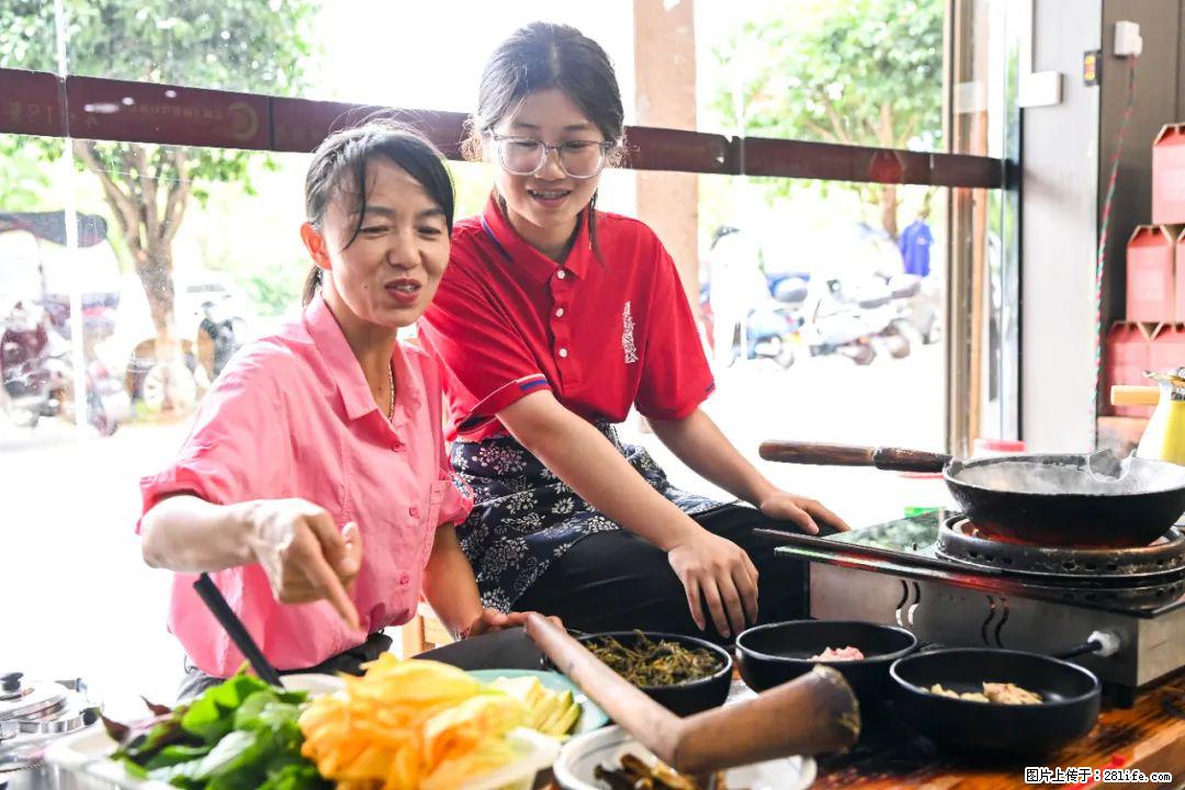 全网追的“扁担女孩”，找了一份暑假工，时薪12元 - 达州生活资讯 - 达州28生活网 dazhou.28life.com