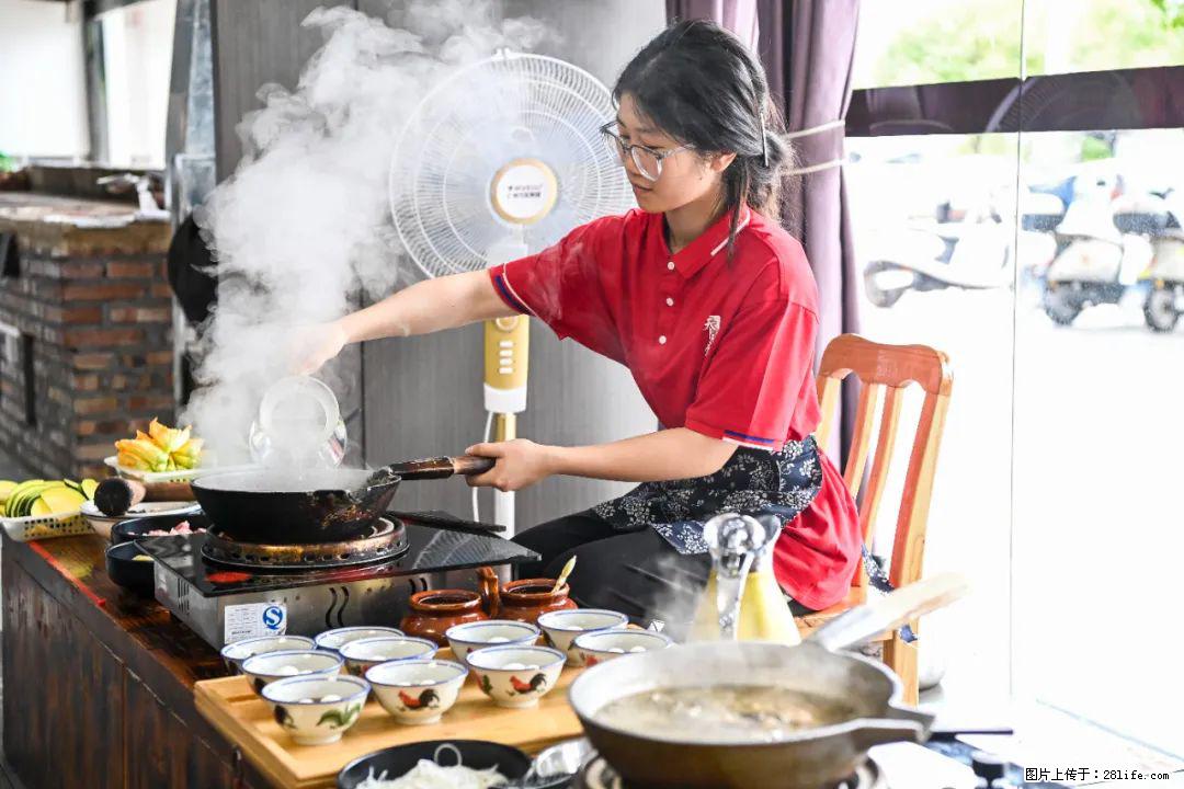 全网追的“扁担女孩”，找了一份暑假工，时薪12元 - 达州生活资讯 - 达州28生活网 dazhou.28life.com